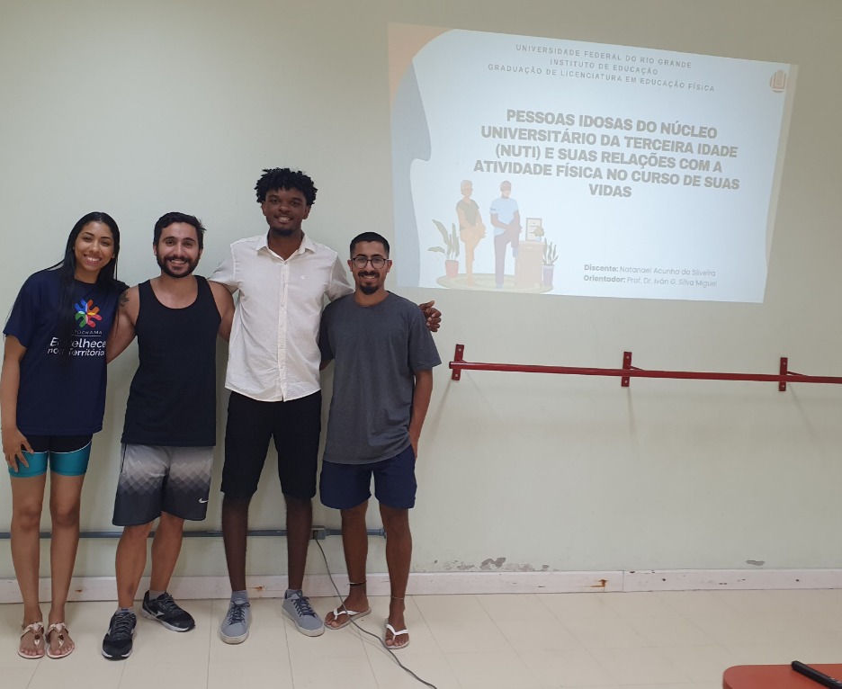 Natanael e amigos da graduação.